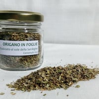 Getrockneter Oregano in einem 10-g-Glas