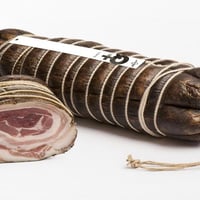 Bacon de porc noir assaisonné
