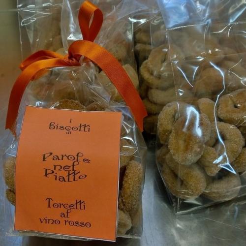 Biscoitos Torcetti com vinho tinto