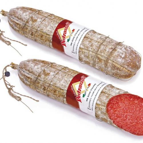 Salame húngaro, invólucros naturais amarrados a uma mão inteira