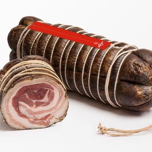 Pancetta caseira preta com alho metade