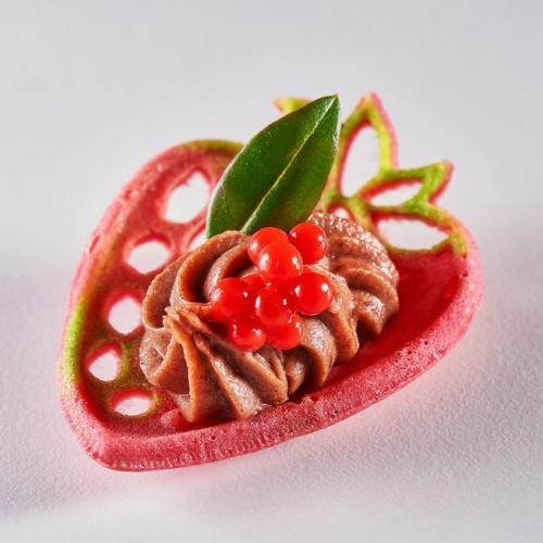 Sweet wafer in the shape of a strawberry 50 pieces