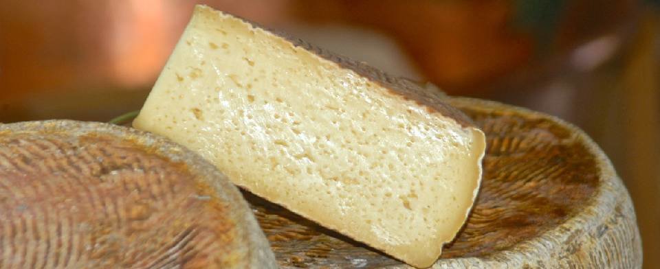 Pain Cafone dei Camaldoli, sauce napolitaine de Piennolo del Vesuvio et fromage à la bière