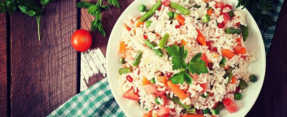 Insalate di riso integrale per l'estate: ricette fresche e nutrienti