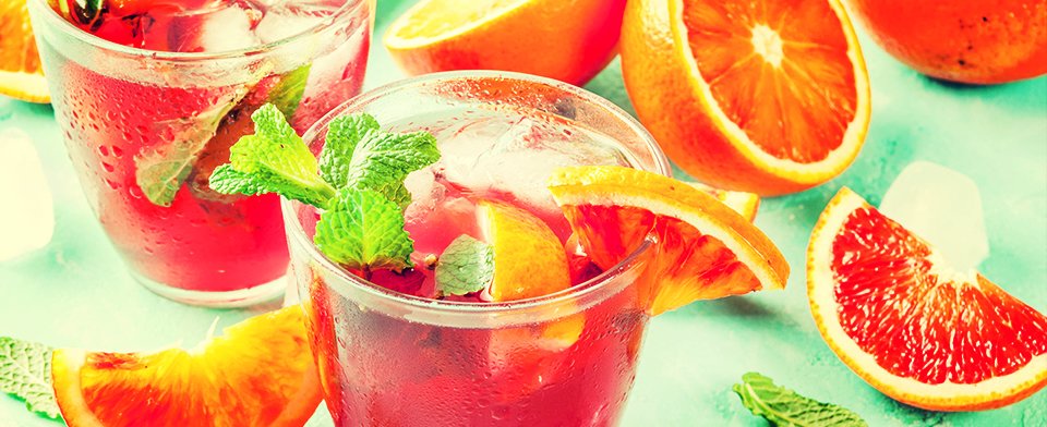 Cocktail a base di succhi di frutta a ritmo lounge con e senza alcol