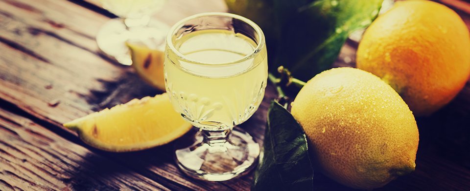 Limoncello, il delizioso liquore al limone della tradizione campana