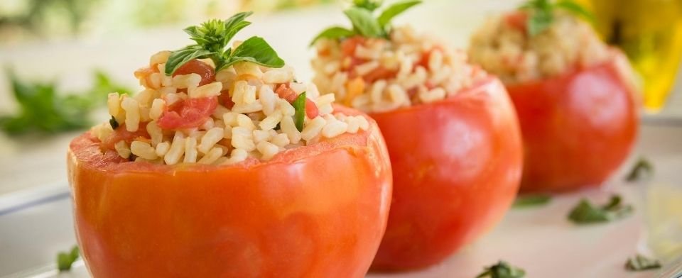 Pomodori ripieni: come aperitivo, a cena o per pranzo non deludono mai