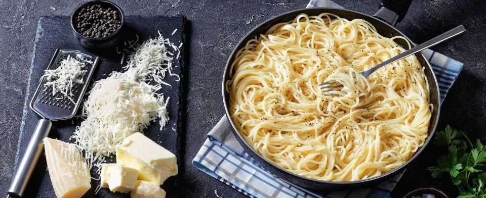 Spaghetti cacio e pepe, il piatto che ha fatto la storia della cucina romana